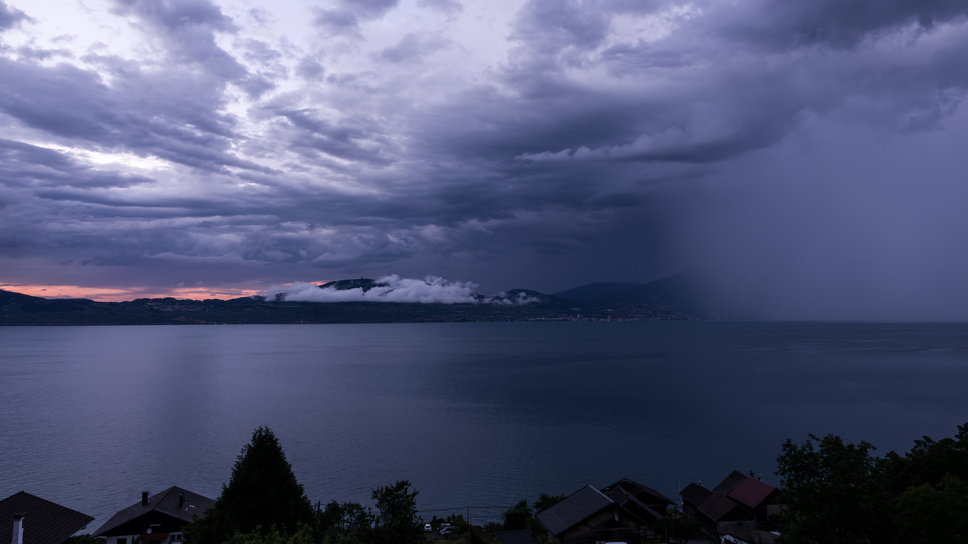 Ein Wetter zieht über den Genfer See