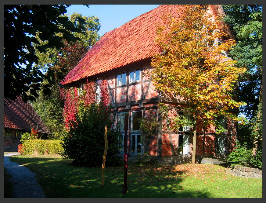 Ein wiederaufgebautes Fachwerkhaus in der herbstlichen Lüneburger Heide