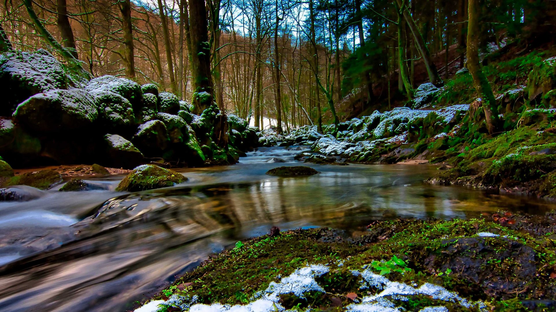 Ein wilder Bach im Winter