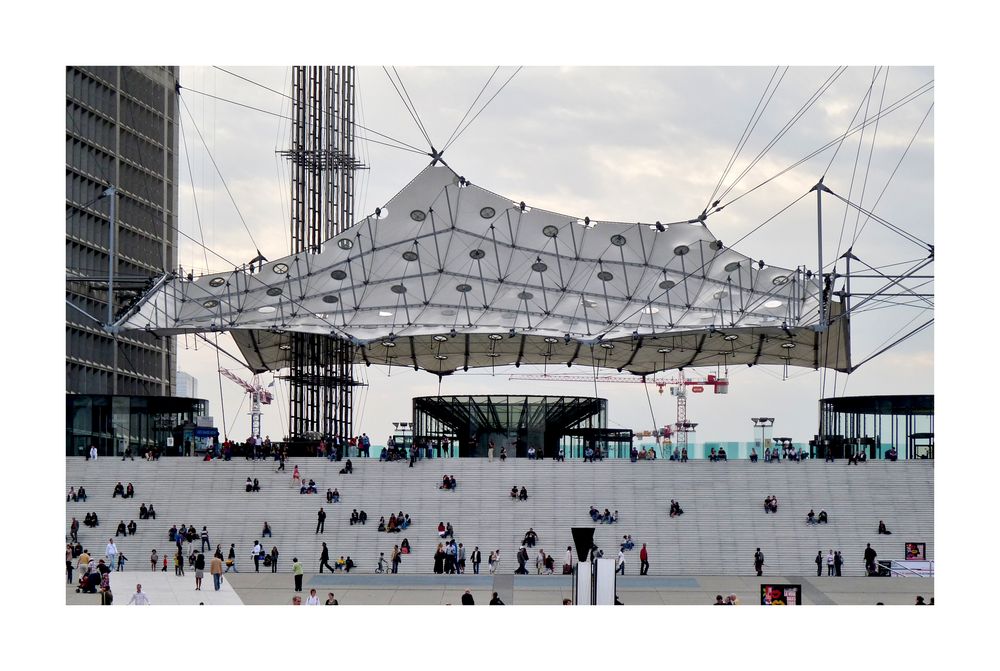 Ein Wimmelbild aus La Défense - nahe Paris, direkt en France.