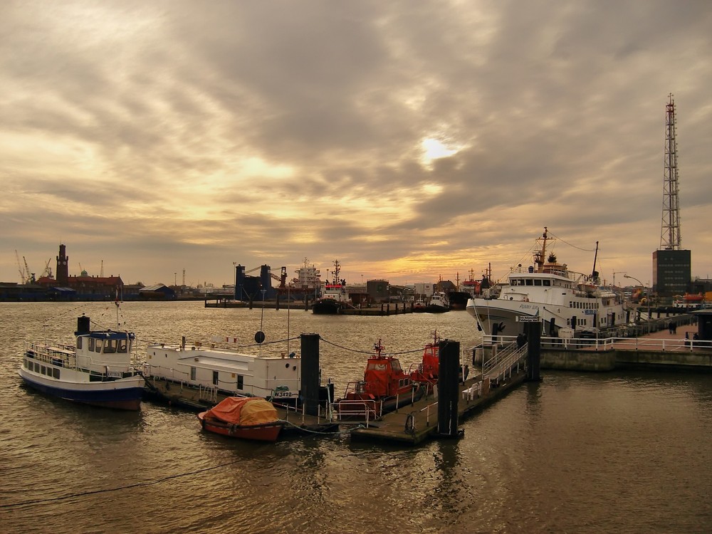 Ein windiger und kühler Nordseetag neigt sich in Cuxhaven dem Ende