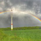 Ein Windrad unterm Regenbogen 