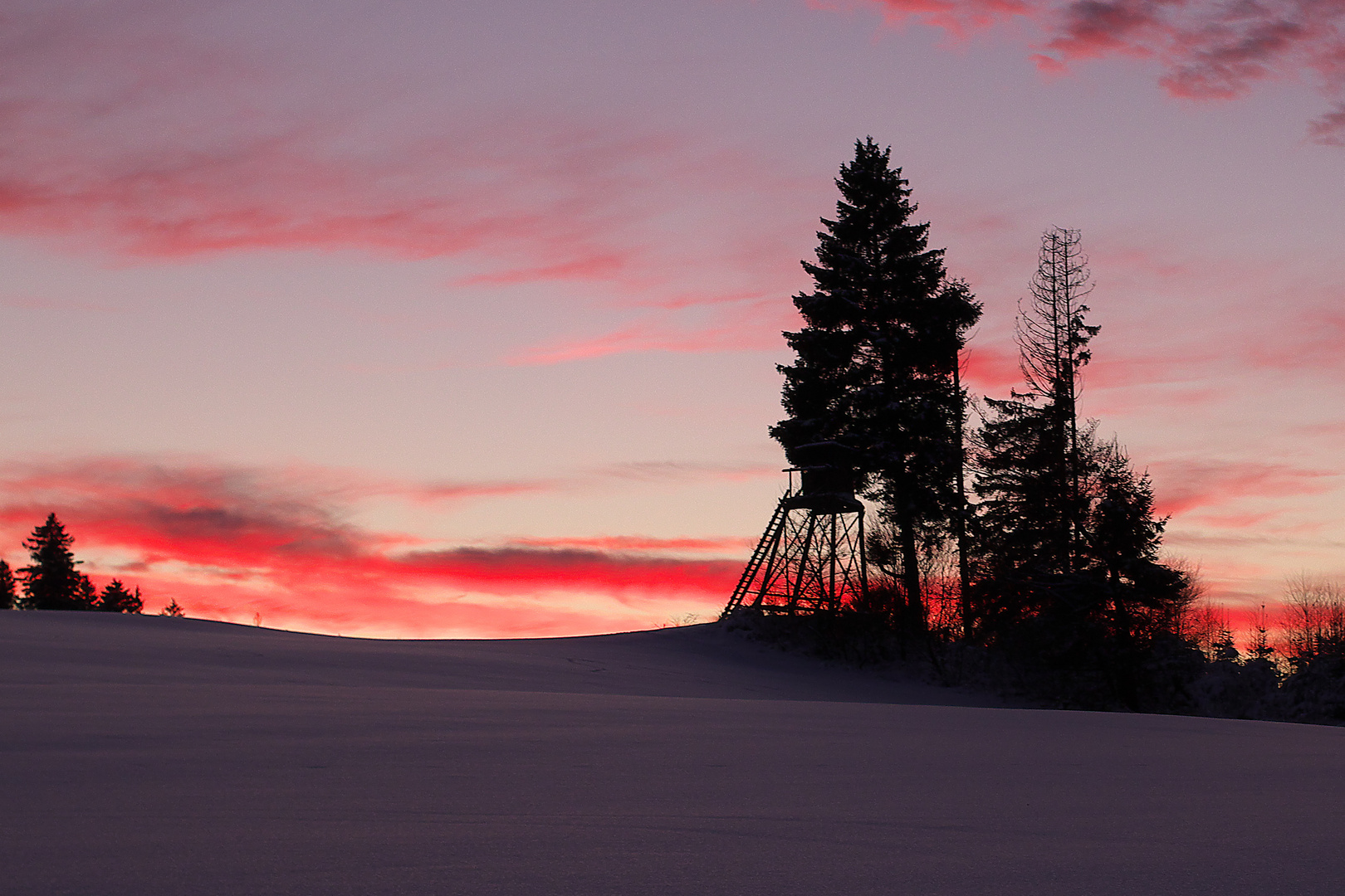 Ein Winterabend mit Sonnenuntergang