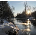 Ein winterlicher Fluß am Rande der Stadt