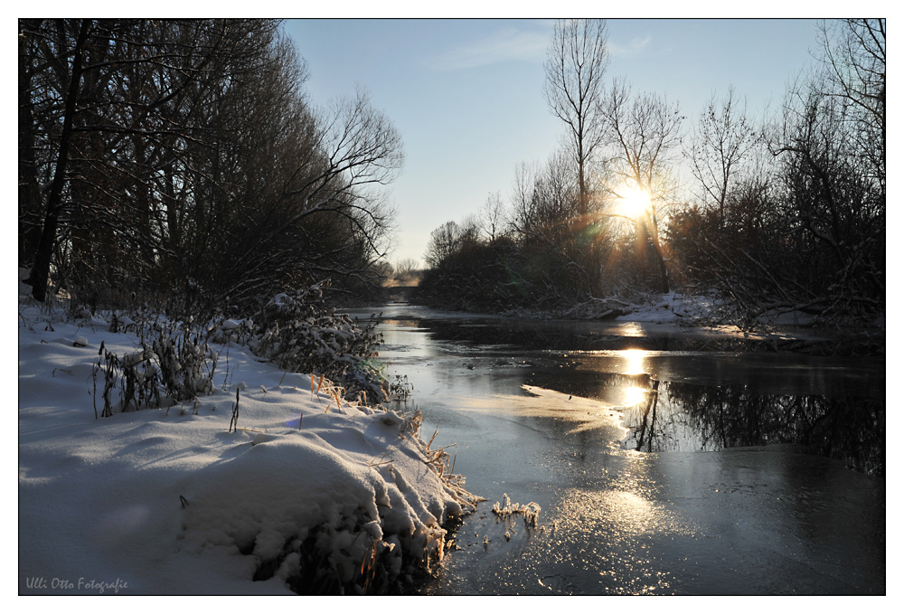 Ein winterlicher Fluß am Rande der Stadt