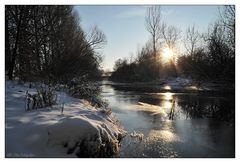 Ein winterlicher Fluß am Rande der Stadt