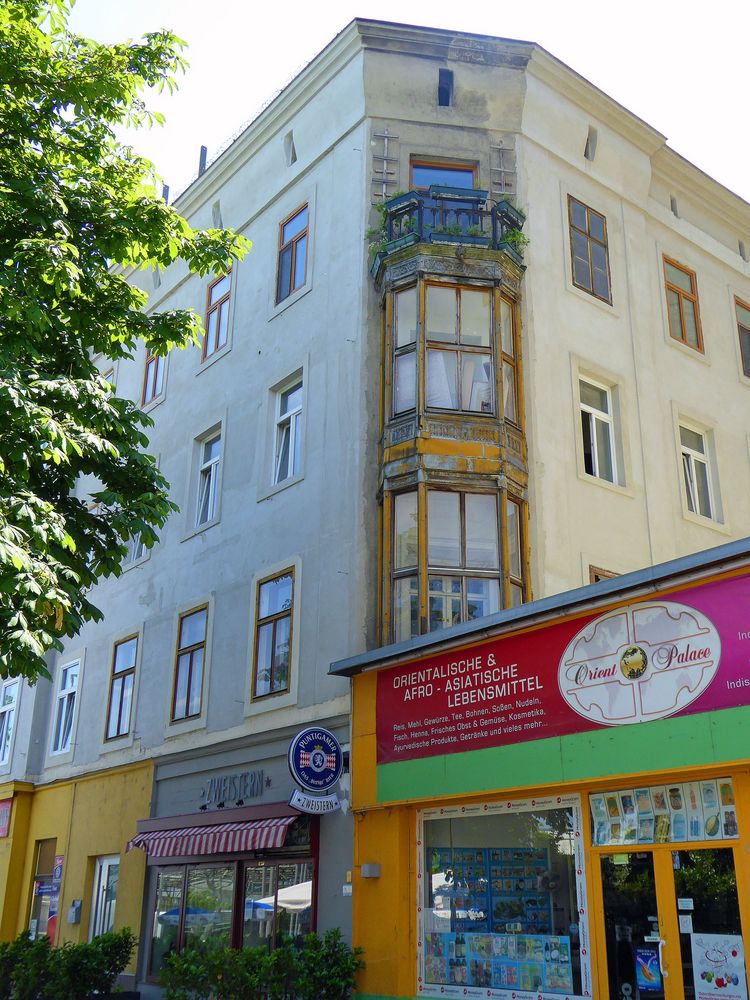 Ein witziges haus, selten so einen anbau eines balkons von oben nach unten gesehen