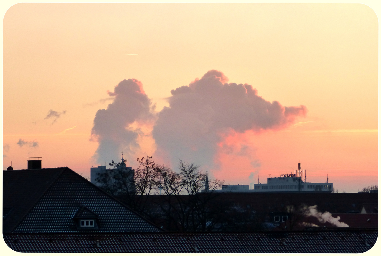 " EIN WOLKEN-KROKODIL....." ????