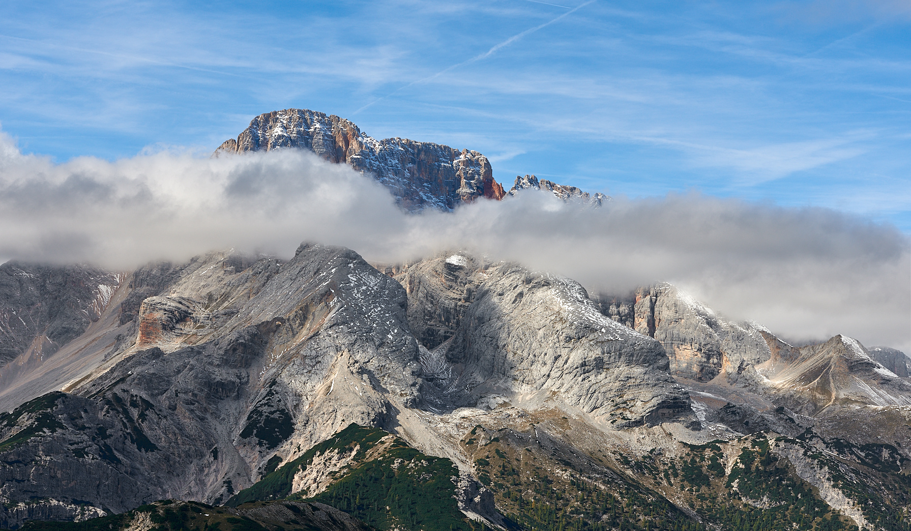 Ein Wolkenband wie es besser nicht passen kann, zog sich durch die Hohe Gaisl  (3146 m)