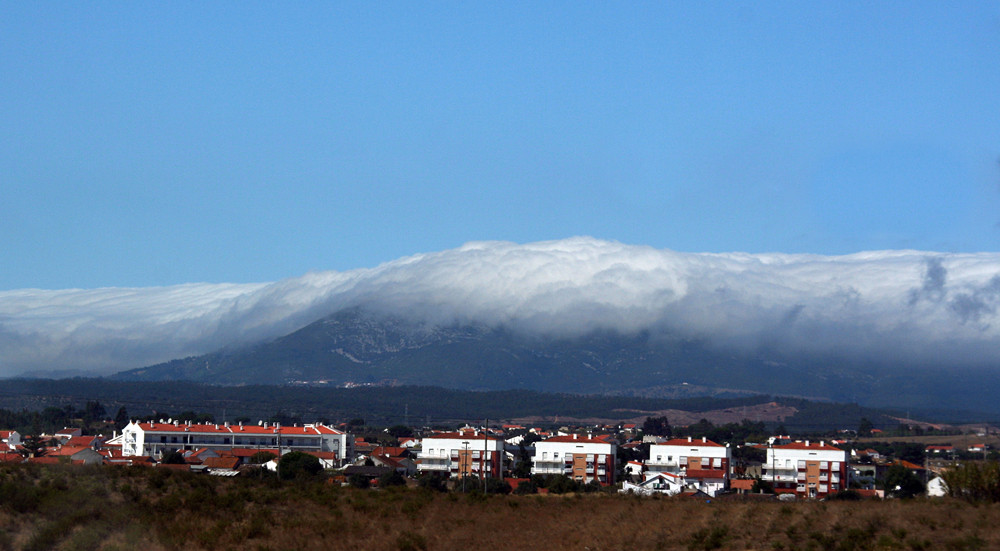 Ein Wolkenbedeckter Berg