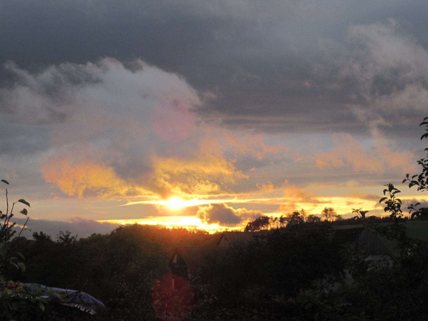 Ein wolkiger Sonnenuntergang