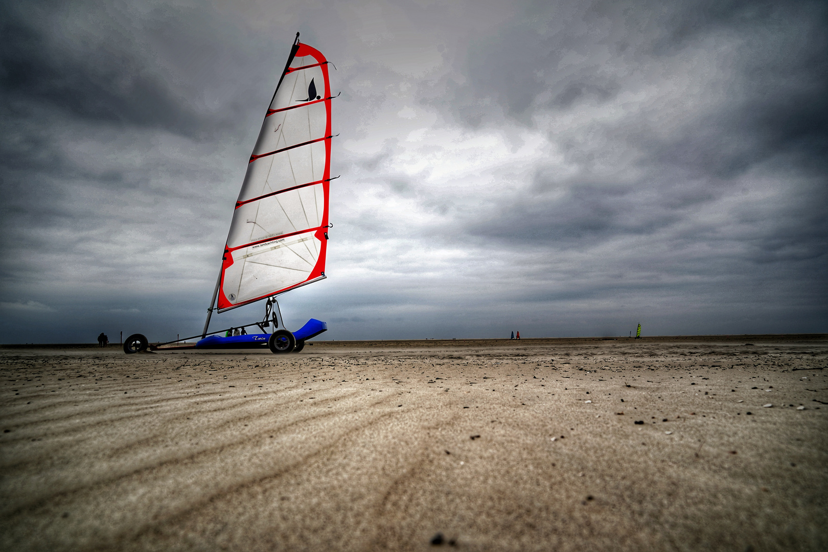 Ein wolkiger Tag am Strand 