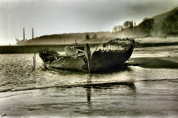 Ein Wrack an der Elbe