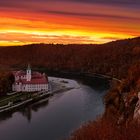 ein wunderschöner herbstlicher Sonnenuntergang am Kloster Weltenburg