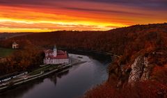 ein wunderschöner herbstlicher Sonnenuntergang am Kloster Weltenburg