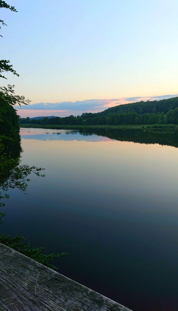 Ein wunderschöner See im Wald 