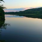 Ein wunderschöner See im Wald 