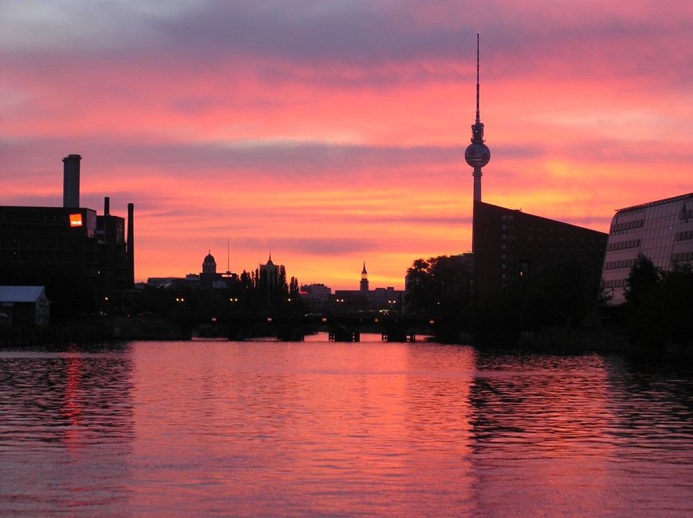 Ein wunderschöner Sonnenuntergang vom Wasser gesehen auf den Fernsehturm