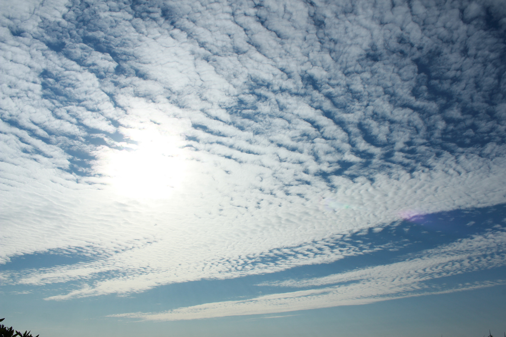 Ein wundervoller Himmel mit sehr vielen Wolken