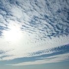 Ein wundervoller Himmel mit sehr vielen Wolken