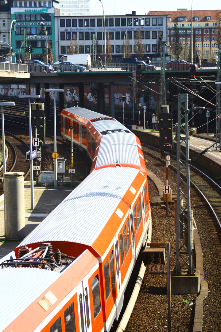 Ein Wurmfortsatz verlässt den Hamburger Hauptbahnhof in Richtung Stade