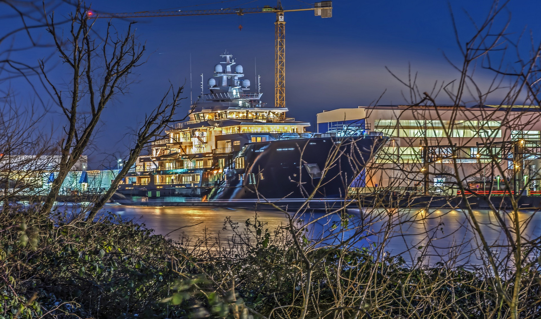 ein Yacht-Neubau im Fischereihafen