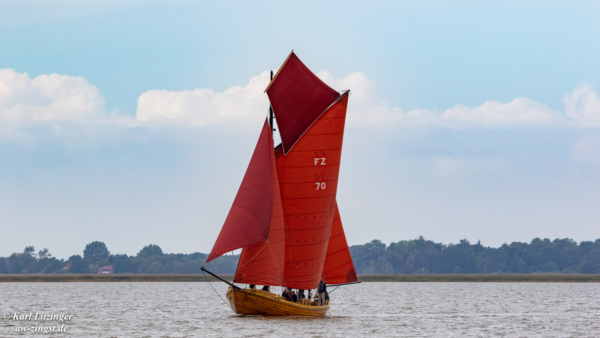 Ein Zeesboot unter vollen Segeln auf dem Bodstedter Bodden.