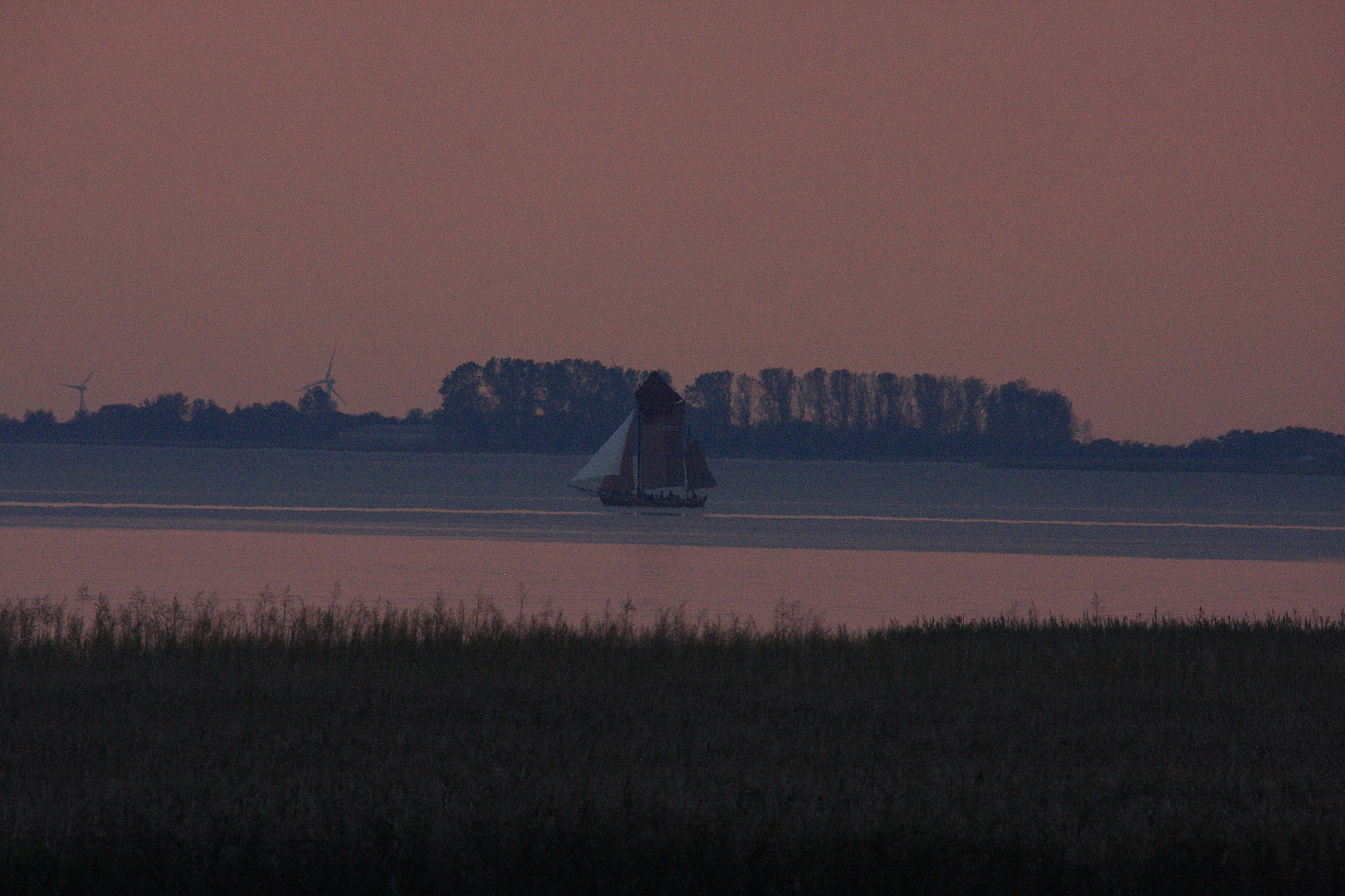 Ein Zeesenboot im letzten Tageslicht auf dem Bodstedter Bodden am Darß