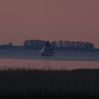 Ein Zeesenboot im letzten Tageslicht auf dem Bodstedter Bodden am Darß