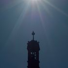 Ein Zeichen? Eine Sonnenfinsternis über einem Kirchturm.