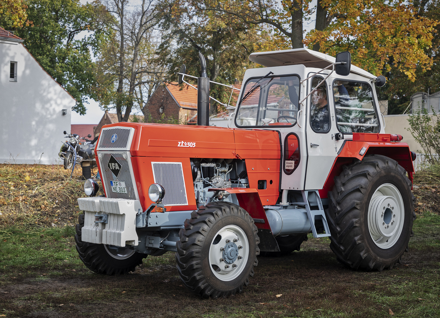 ein ZT 303 in rot