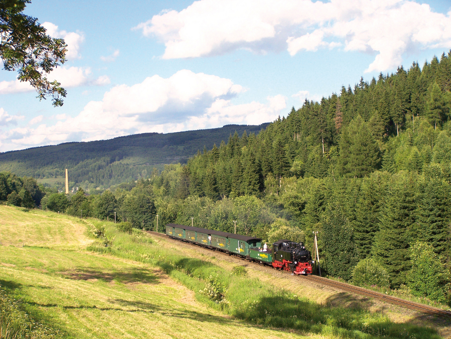 Ein Zug der Fichtelbergbahn hat Hammerunterwiesenthal verlassen und strebt dem Endbahnhof Oberwiesen