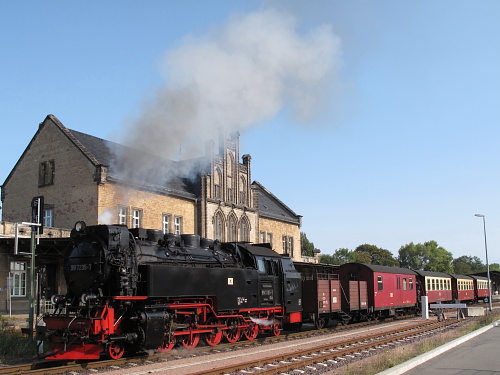 Ein Zug der Harzer Schmalspurbahnen verlässt den Bahnhof Quedlinburg nach Alexisbad