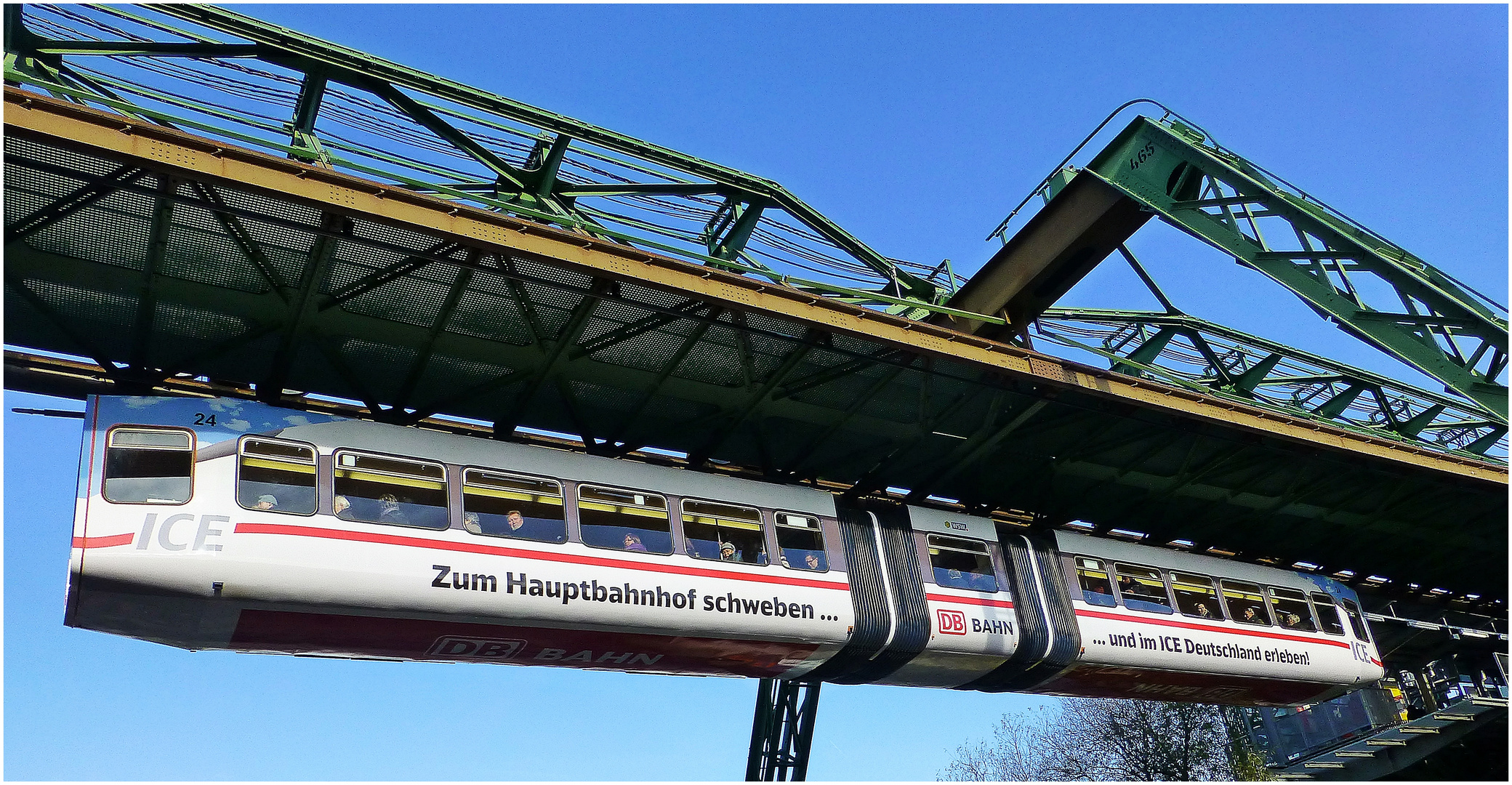 Ein Zug der Schwebebahn ..