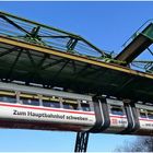 Ein Zug der Schwebebahn ..