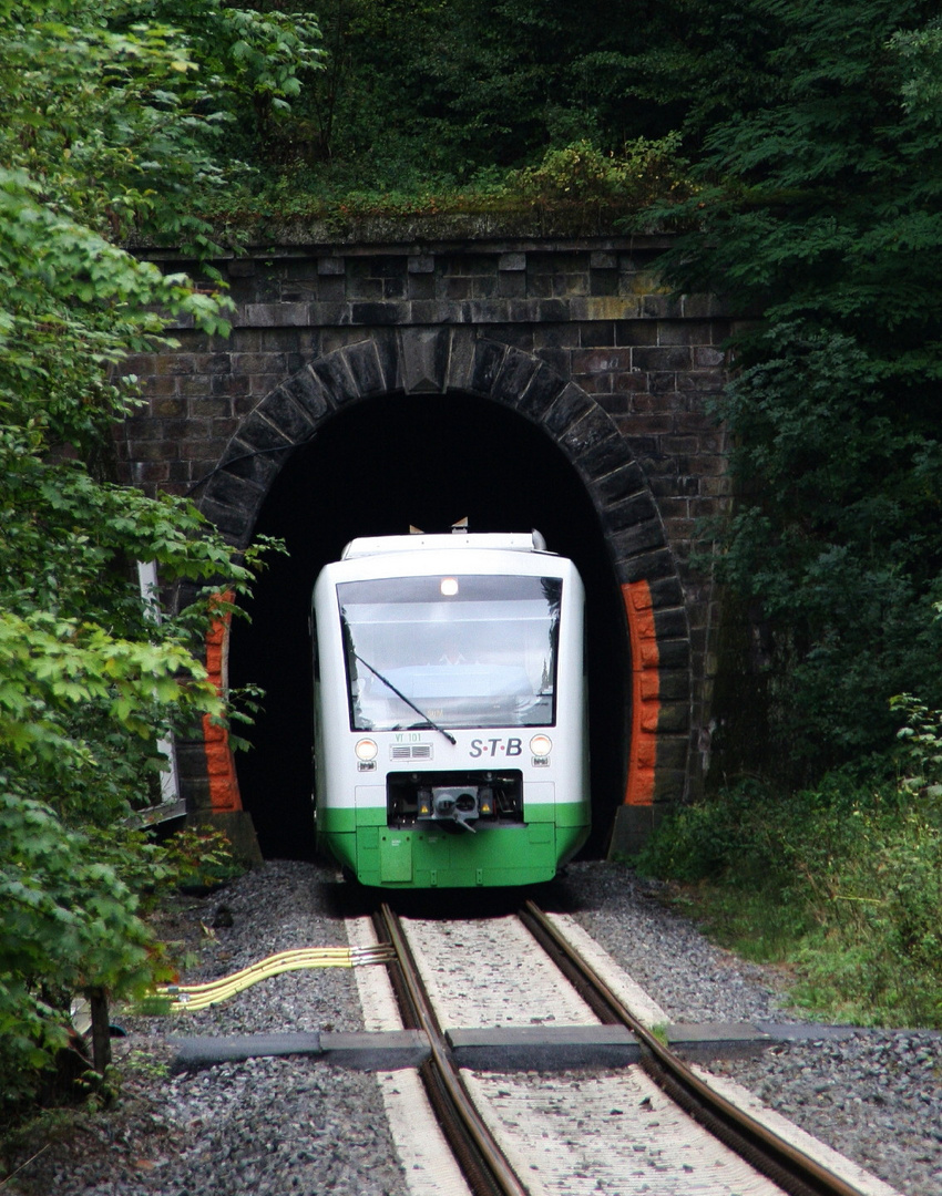 Ein Zug der STB fährt aus dem Tunnel weiter