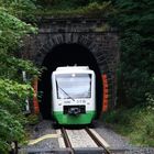 Ein Zug der STB fährt aus dem Tunnel weiter