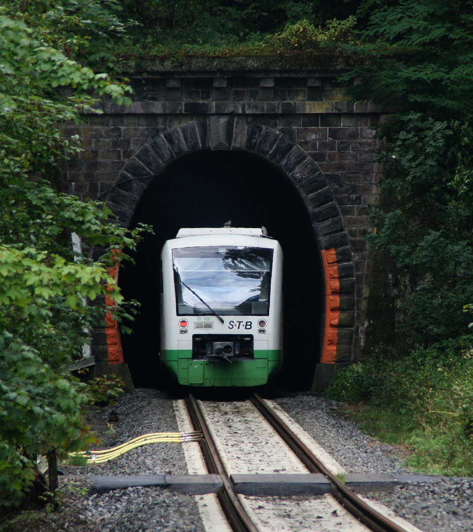 Ein Zug der STB fährt in den Tunnel