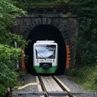 Ein Zug der STB fährt in den Tunnel