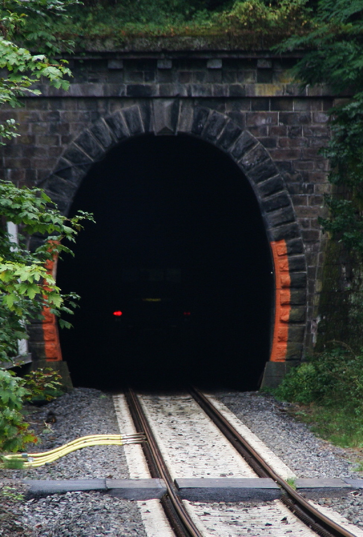 Ein Zug der STB fährt in den Tunnel weiter