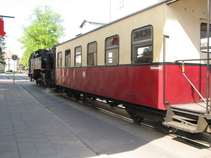 Ein ZUg fährt durch Doberan mit Speisewagen