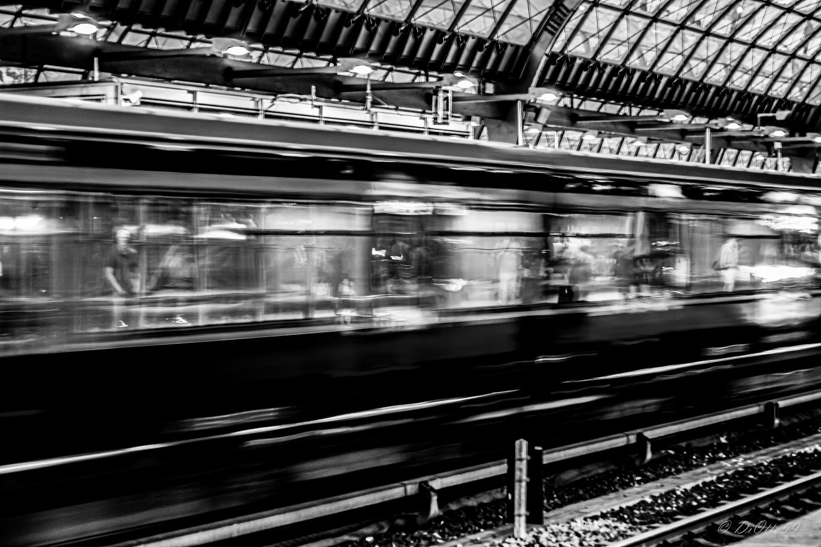 Ein Zug fährt in den Bahnhof ein