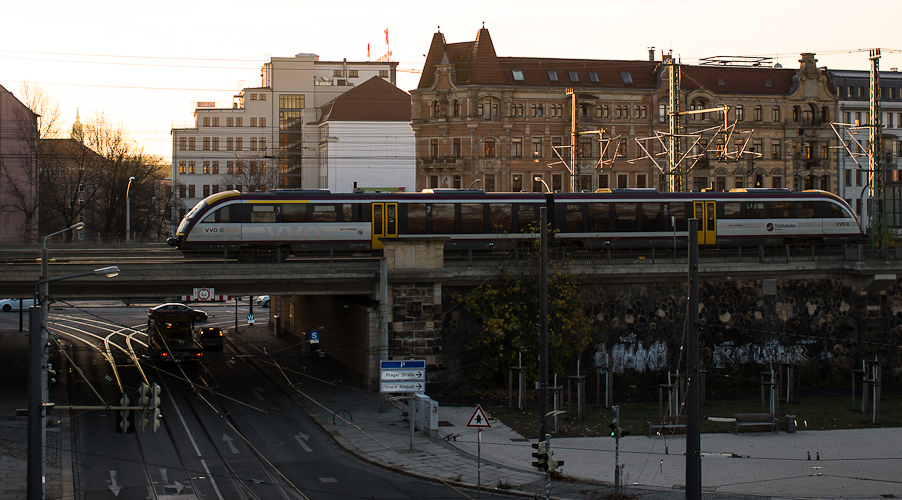 Ein Zug im Schatten