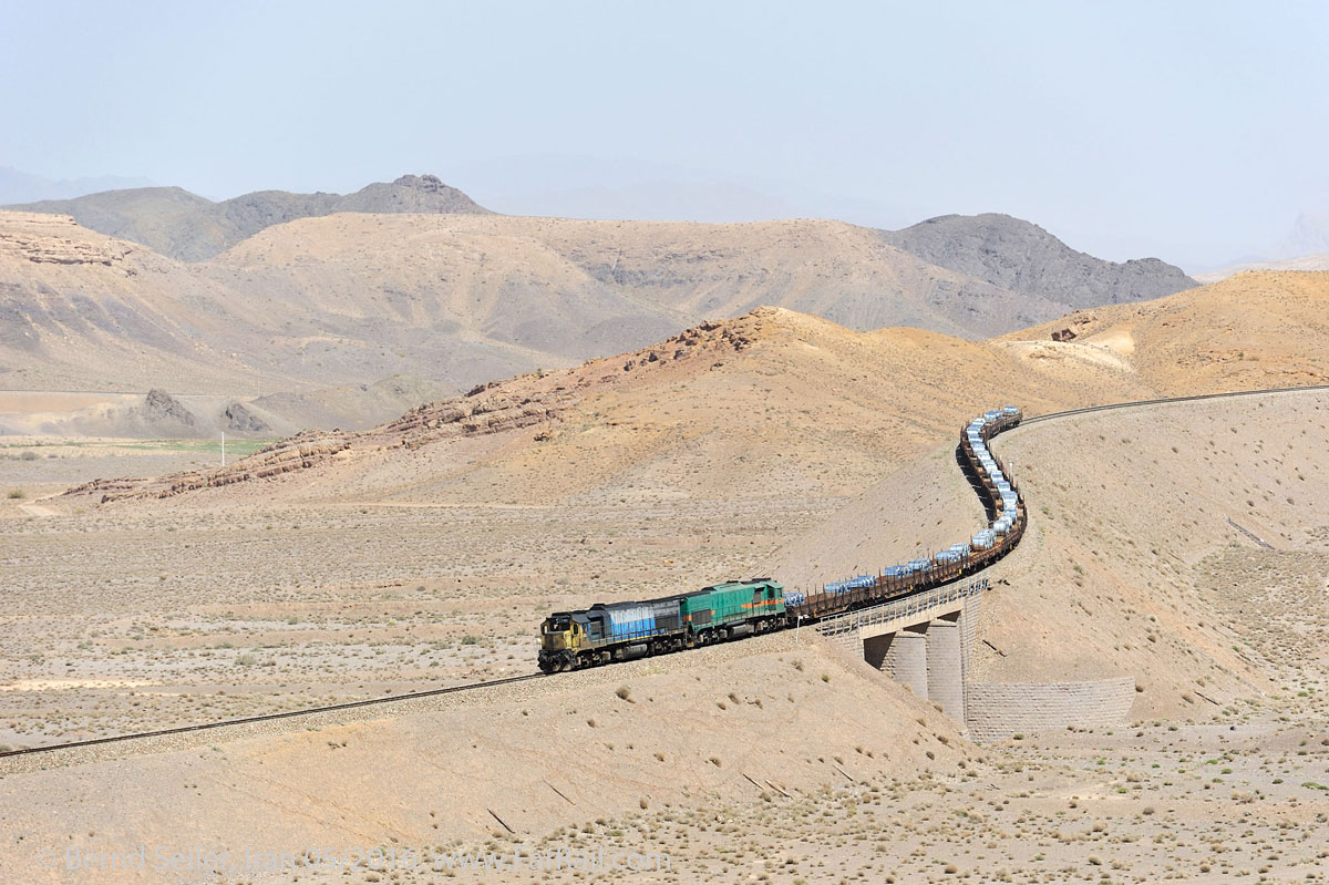 Ein Zug schlängelt sich durch Irans Steinwüsten