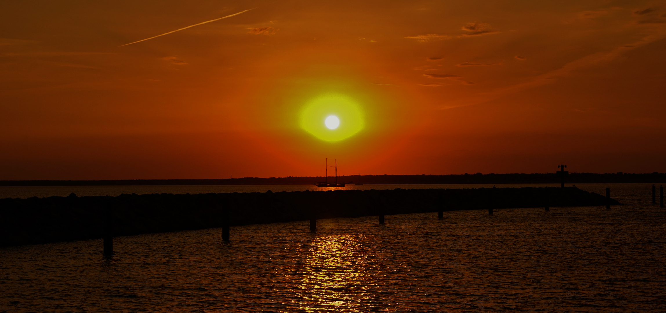 Ein Zwei-Mast Schoner im Sonnenaufgang