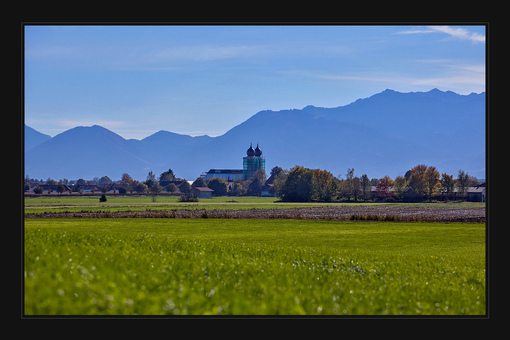 Ein Zwiebelturm im Voralpenland