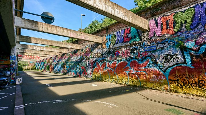 Einbahnstraße mit Licht-Schattenspiel als Bildtiefenverstärker... .-))
