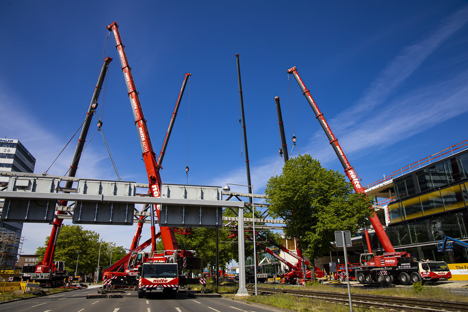 Einbau einer 70 Meter Brücke