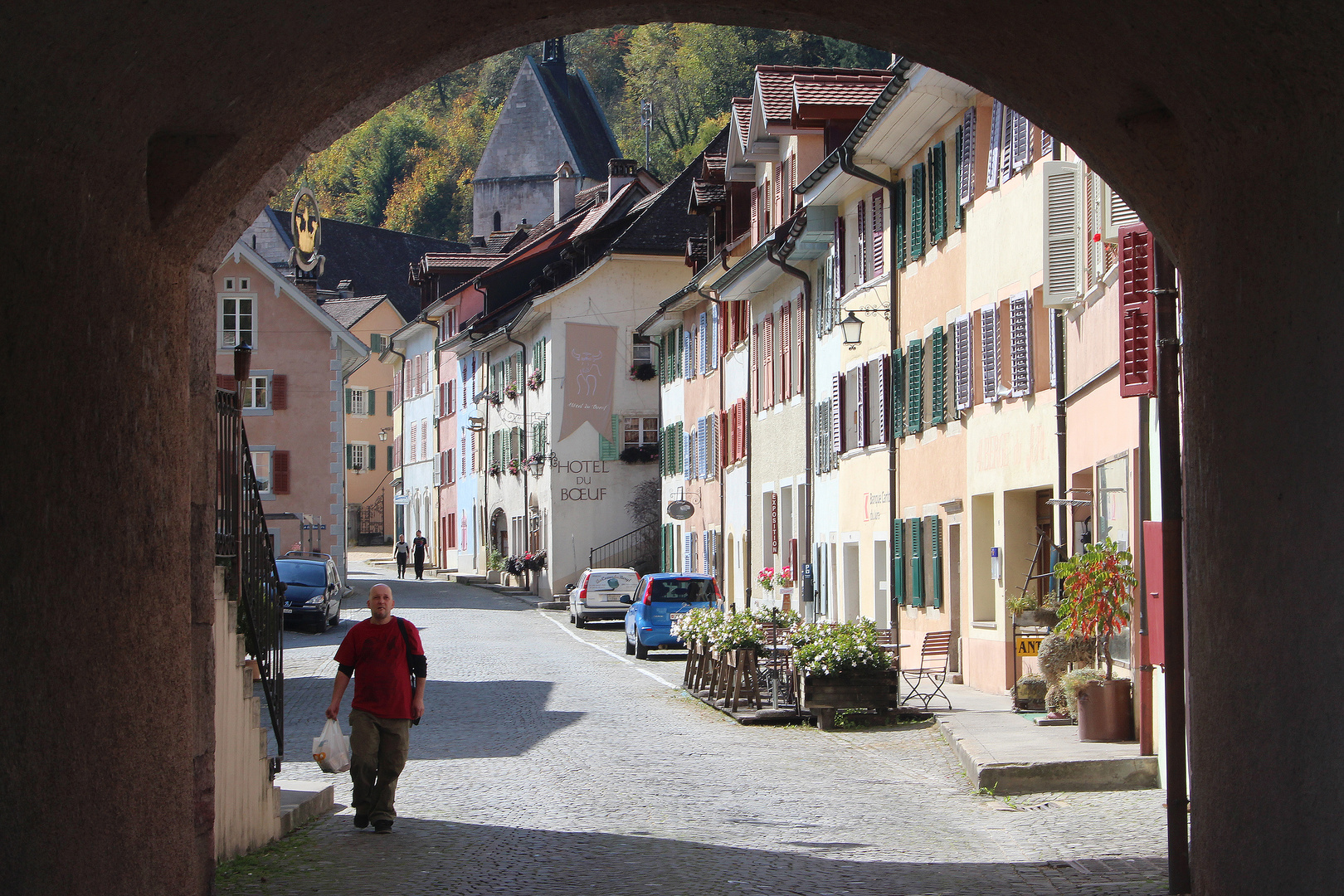 Einblick durch den Torbogen