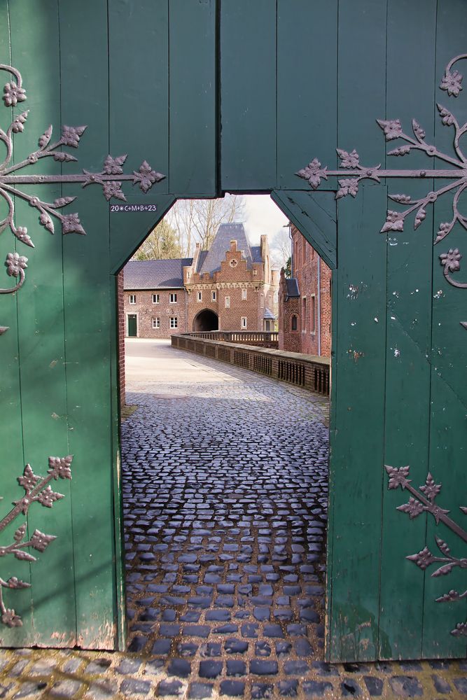 Einblick in den Schlosshof von Schloss Paffendorf Foto & Bild